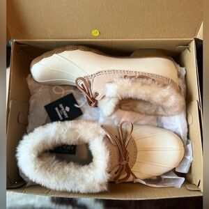 Cream and White All Weather Saltwater 1- Eye Cozy Sperry Boots